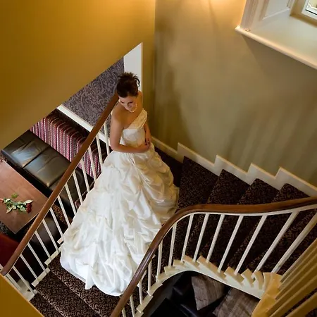 Отель The Shirley Arms